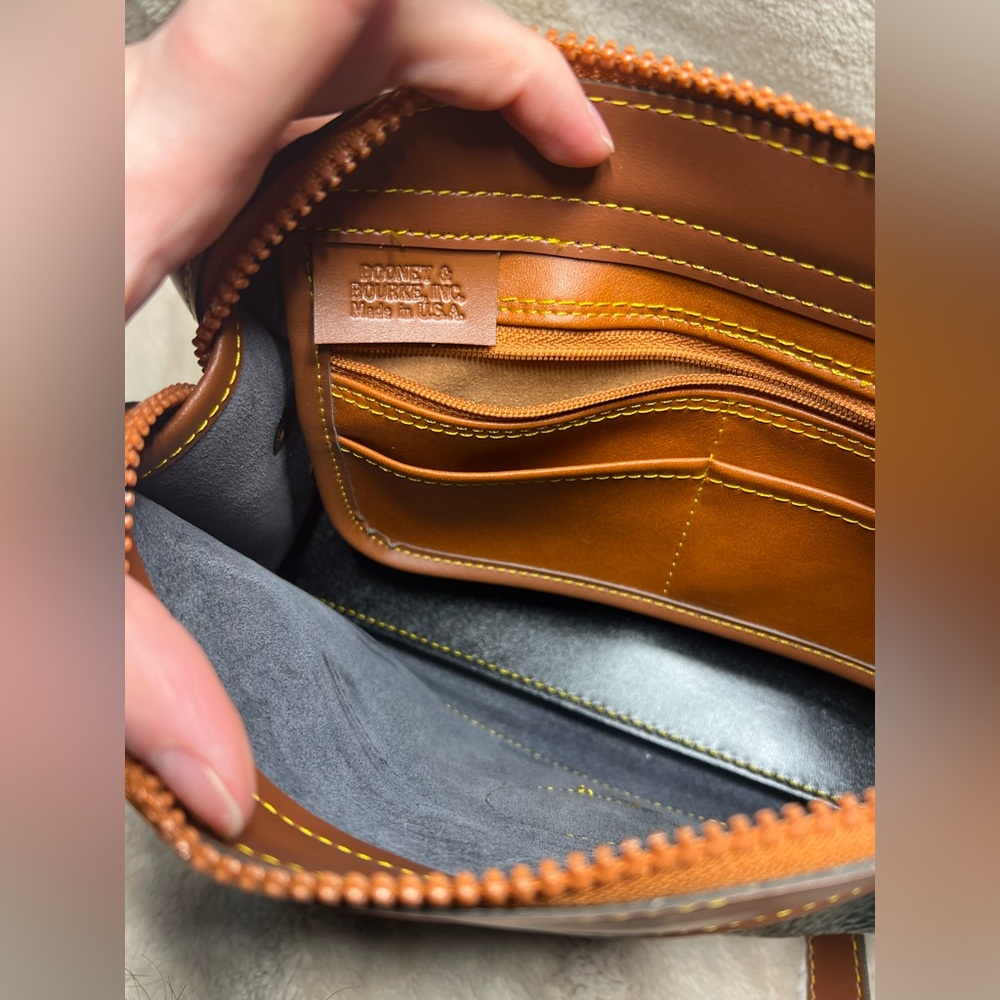 Dooney & Bourke crossbody. - Picture 4 of 10